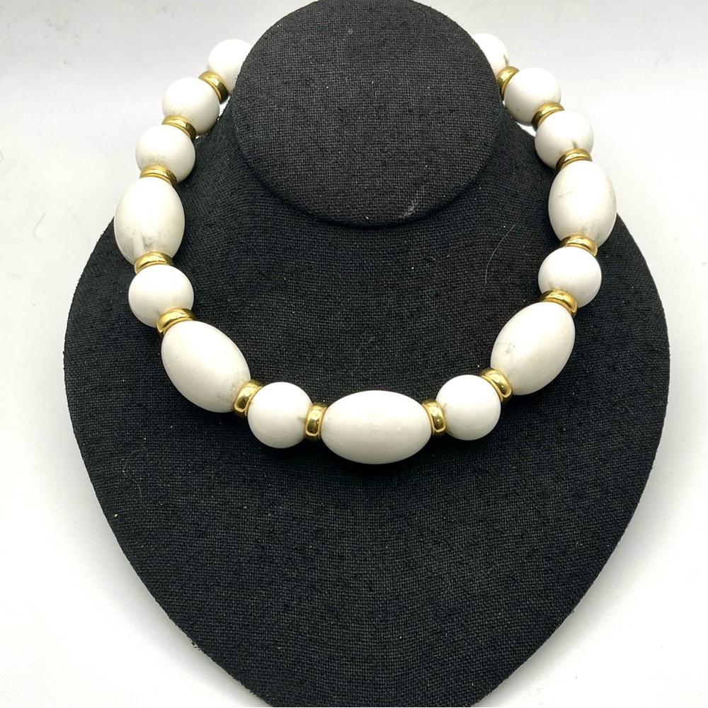 Chic Chunky Vintage Monet White and Gold Graduated Bead Necklace - Picture 6 of 14